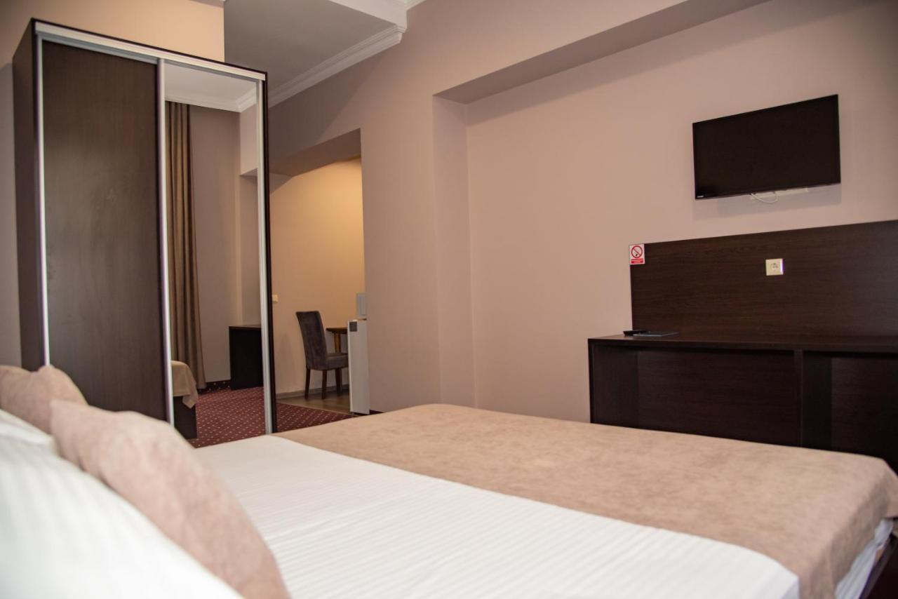 T&S Apart-Hotel Çernivtsi Dış mekan fotoğraf