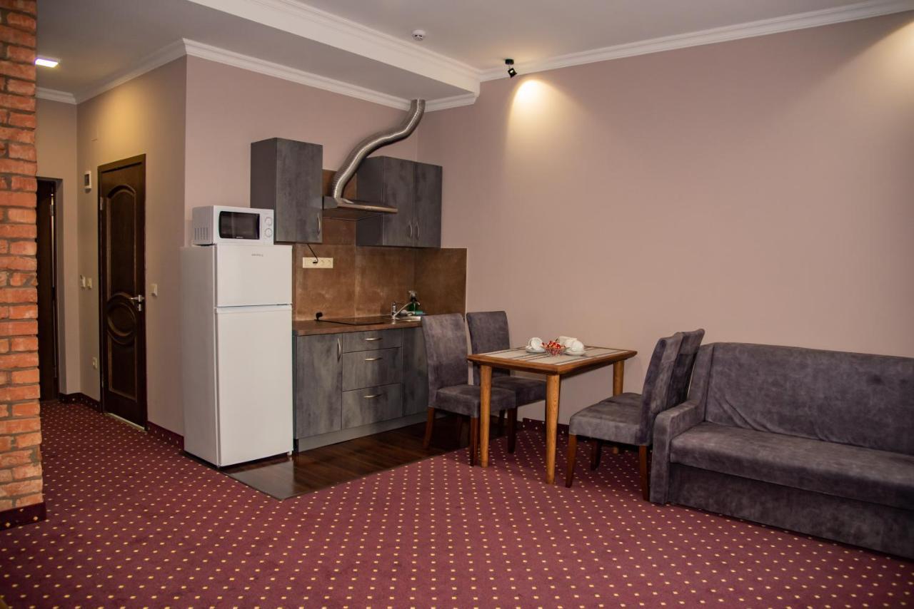 T&S Apart-Hotel Çernivtsi Dış mekan fotoğraf