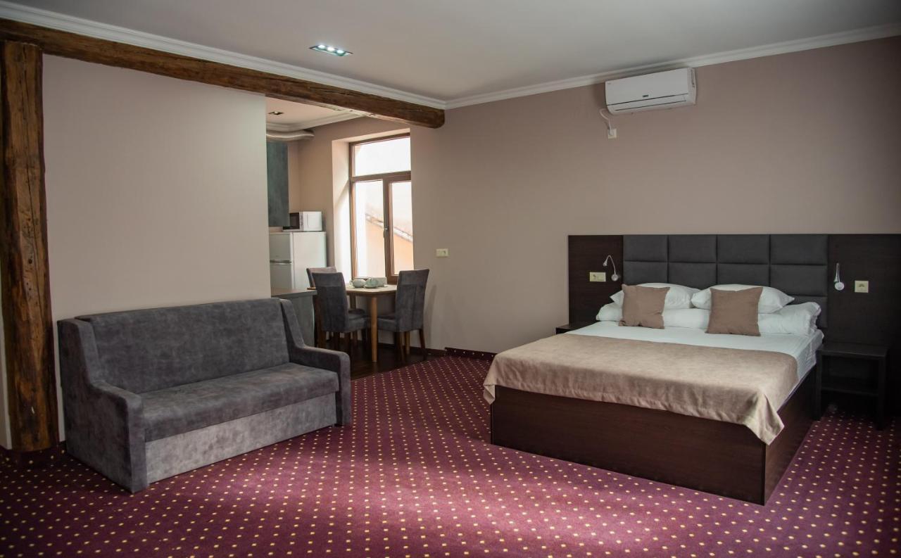 T&S Apart-Hotel Çernivtsi Dış mekan fotoğraf