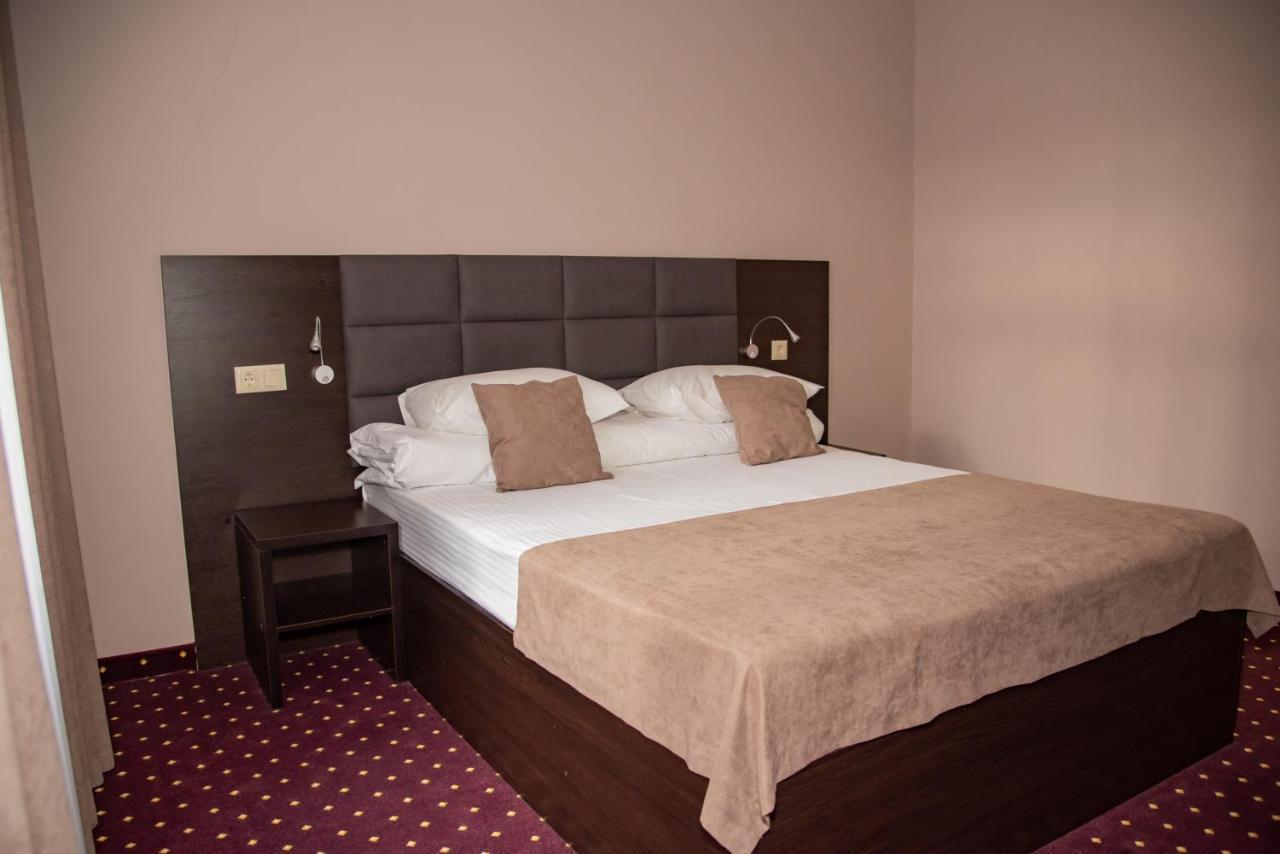 T&S Apart-Hotel Çernivtsi Dış mekan fotoğraf
