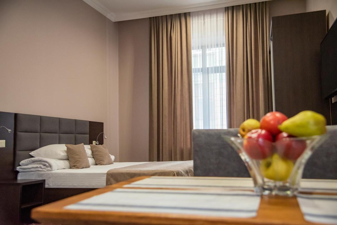 T&S Apart-Hotel Çernivtsi Dış mekan fotoğraf