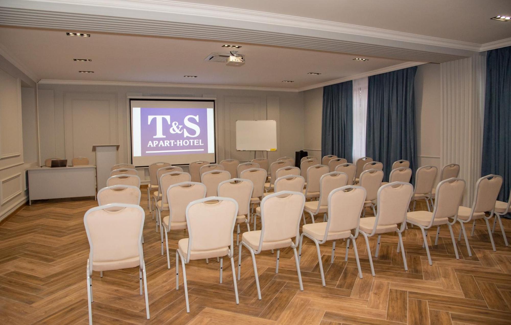 T&S Apart-Hotel Çernivtsi Dış mekan fotoğraf
